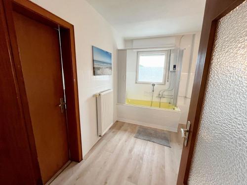 Cette chambre comprend une salle de bains pourvue d'un lavabo et d'une fenêtre. dans l'établissement 5 Room Apartment in Zülpich, à Zülpich