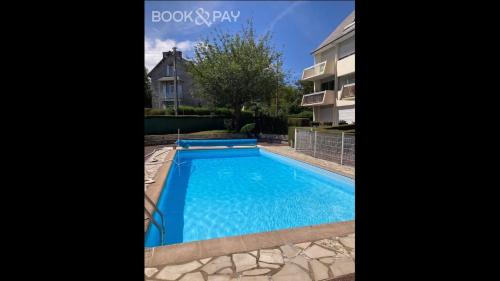 une piscine dans l'arrière-cour d'une maison dans l'établissement L'Emérillon - Appt à 200m de la plage, à Saint-Cast-le-Guildo