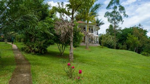 Un jardín fuera de Nile Retreat - Luxury Villa in Jinja