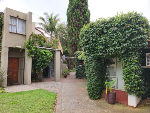 una casa con hiedra creciendo a su lado en Rusplek Guesthouse and Conference Centre, en Bloemfontein
