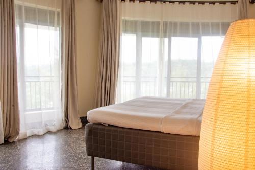 金贾Nile Retreat - Luxury Villa in Jinja的卧室的窗户前配有一张床