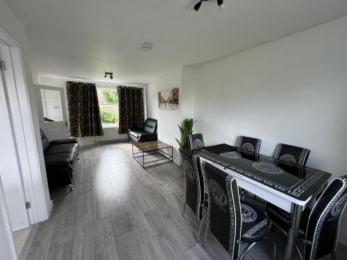 a living room with a table and chairs at 3-Bedroom Cosy Reading House in Reading