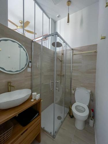 une salle de bain avec toilettes et douche en verre dans l'établissement Les Renards de St Sernin - Magnifique T3 à Toulouse, à Toulouse