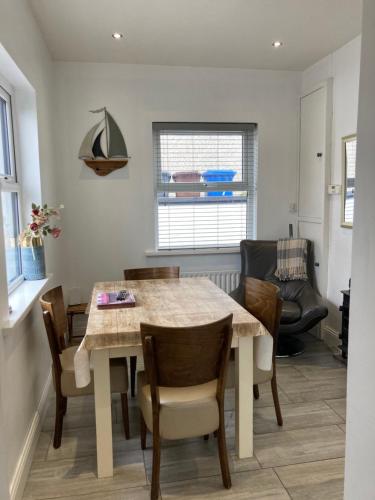- une salle à manger avec une table et des chaises dans l'établissement Hidden Gem, à Portrush