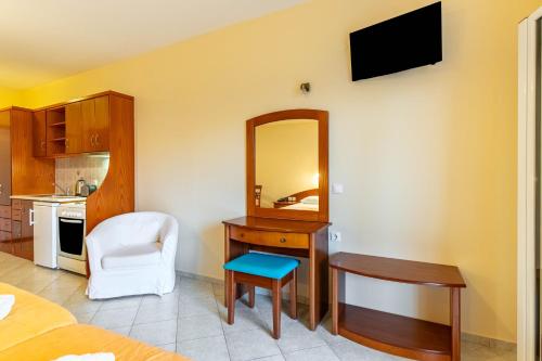 Kosmos Hotel St4 in Agios Stefanosにあるキッチンまたは簡易キッチン