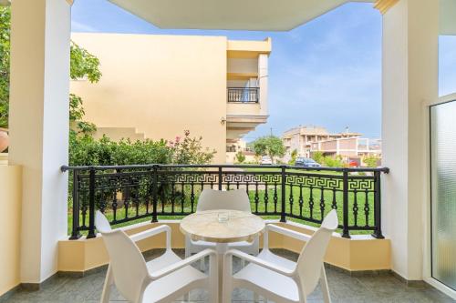 Kosmos Hotel St4 in Agios Stefanosにあるバルコニーまたはテラス