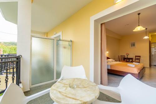 Kosmos Hotel St4 in Agios Stefanosにあるベッド