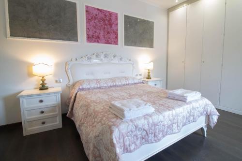 a bedroom with a bed with two night stands and two lamps at B&B Le Mura in Grosseto