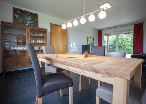 een eetkamer met een houten tafel en stoelen bij Ferienhaus Grenzweg in Winterberg