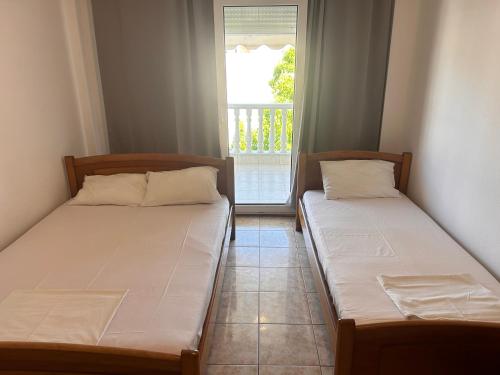 奧林匹亞基·阿克蒂的住宿－Villa Theodοra Superior，带窗户的客房内的两张床