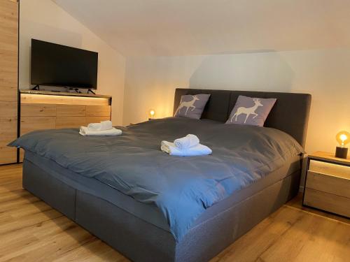 ein Schlafzimmer mit einem großen Bett mit Handtüchern darauf in der Unterkunft Ferienwohnung Zauberwald in Waldkirchen