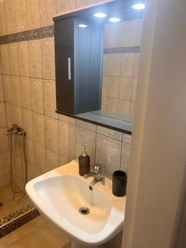 奧林匹亞基·阿克蒂的住宿－Villa Theodοra Superior，浴室设有白色水槽和镜子