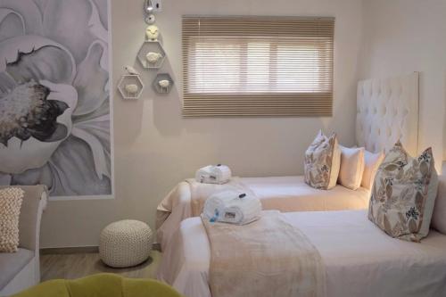 a bedroom with two twin beds and a window at De Witte Huis in Bethlehem