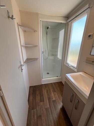a bathroom with a shower and a sink at CAMPING DU PHARE d OPALE MOBILE HOME J10 in Le Portel