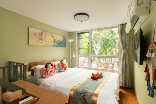 Postel nebo postele na pokoji v ubytování Rong Hotel - Beijing Nanluoguxiang Branch
