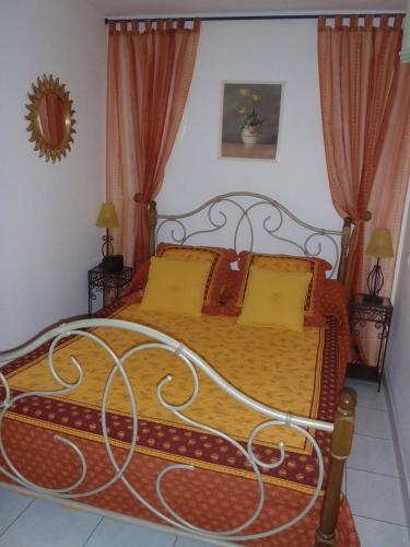 une chambre avec un grand lit avec des oreillers jaunes dans l'établissement APPT 3 PIECES 35m2 + TERRASSE 13m2 REF 4010, à Le Castellas