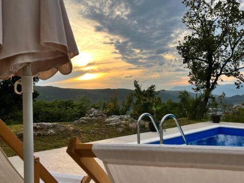 bañera de hidromasaje con puesta de sol al fondo en Guesthouse P&A, en Budva