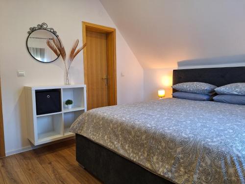 Postel nebo postele na pokoji v ubytování Apartments Poljanak