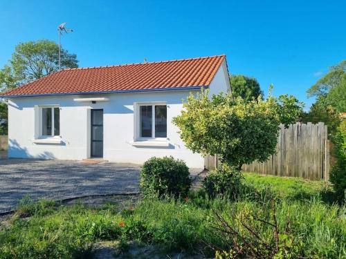 a white house with a red roof at Le Petit Rocher in Saint-Jean-de-Monts