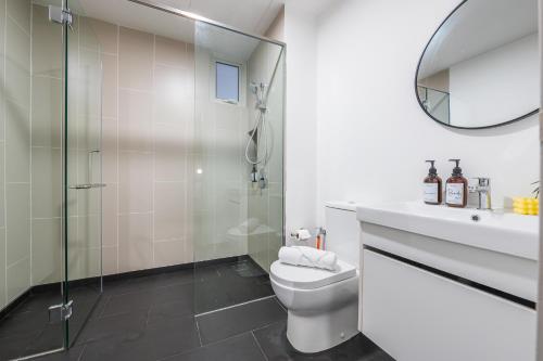 La salle de bains est pourvue d'une douche, de toilettes et d'un lavabo. dans l'établissement UNA RESIDENCE BY THE CONTS, à Kuala Lumpur