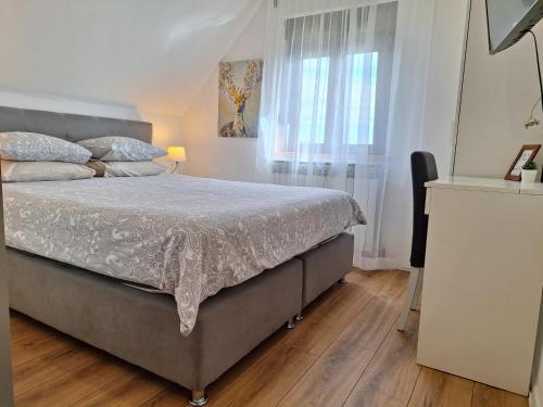 Postel nebo postele na pokoji v ubytování Apartments Poljanak