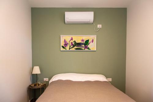een slaapkamer met een bed en airconditioning bij Mettler Winery in ‘Ajjūr