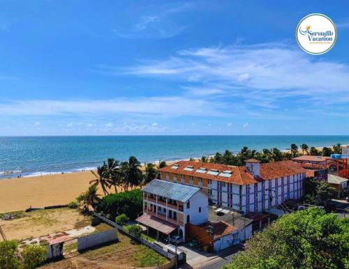 - une vue aérienne sur une maison et la plage dans l'établissement Negombo Ocean Breeze Luxury Studio by Serendib Vacation, à Negombo