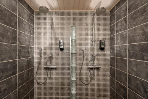 y baño con ducha y cabina de ducha. en Hotel CityHovi, en Rauma