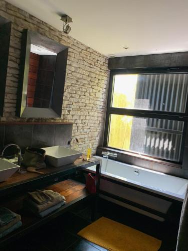 une salle de bain avec un lavabo et une fenêtre dans l'établissement Clos Azyadé, à La Nouette