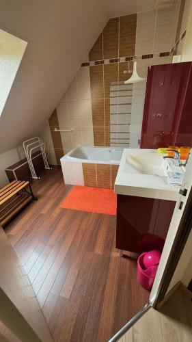 une salle de bain avec un lavabo et une baignoire dans l'établissement Un ptit coin de paradis chez JF et Daisy à Plouescat, à Plouescat