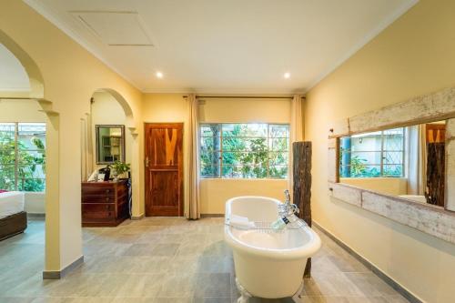 Ett badrum på Bayete Guest Lodge