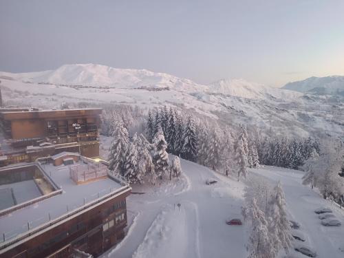 una vista aerea di un resort sulla neve di Le petit Miraline a Villarembert