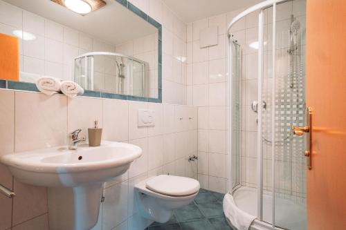 Koupelna v ubytování Hahnenkamm Hostel