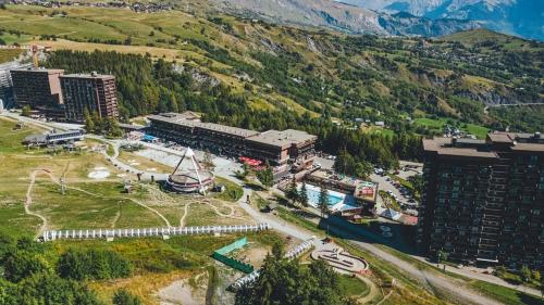una vista aerea di una città con una montagna di Le petit Miraline a Villarembert
