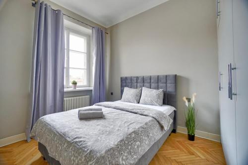 Ένα ή περισσότερα κρεβάτια σε δωμάτιο στο Warsaw Premium Apartments MARKET VIEW Old Town