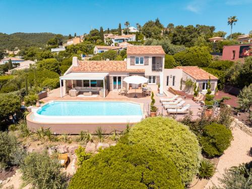 une vue aérienne d'une maison avec piscine dans l'établissement Casa Toscana, à Roquebrune-sur Argens