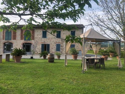 una mesa y sillas bajo una tienda en un patio en Casa Simonetti, en Lucca