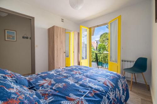 une chambre avec un lit, une chaise et une fenêtre dans l'établissement Les Alséides - Appt à 200 m de la plage, à La Baule