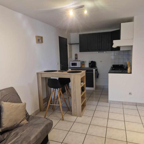 - une cuisine avec une table et un comptoir dans une pièce dans l'établissement Au bord de mer, à Sainte-Marie-la-Mer