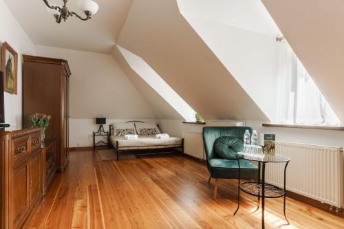 Posedenie v ubytovaní Apartamenty w Dworku Cheval