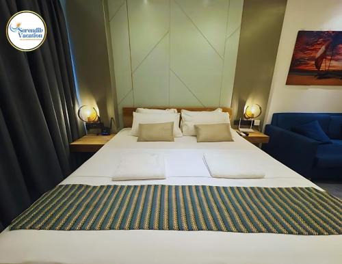 Postel nebo postele na pokoji v ubytování Negombo Ocean Breeze Luxury Studio by Serendib Vacation