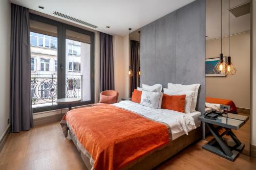 Un dormitorio con una cama grande y una ventana en Sentire Hotels & Residences, en Estambul