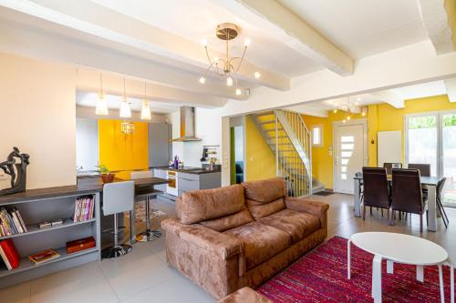 un salon avec un canapé et une table dans l'établissement GuestReady - Fabulous House in Clamart, à Clamart