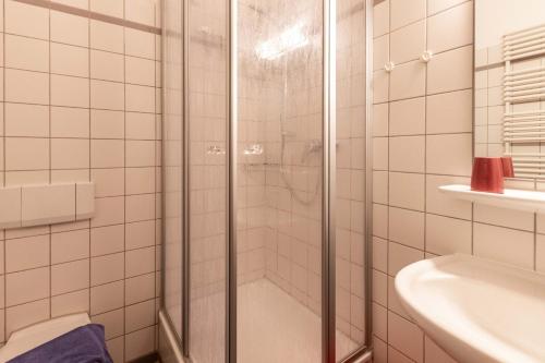 ボルクムにあるGaestehaus-St-Josef-5のバスルーム(シャワー、シンク付)