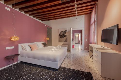 Un pat sau paturi într-o cameră la Tadomo - Corte del Cafetier