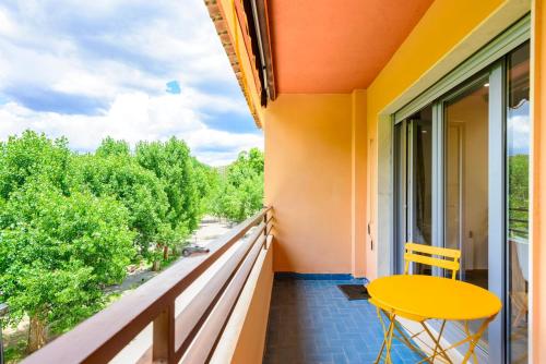 un balcón con una mesa amarilla y una ventana en Un endroit accueillant avec vue à Jerica en Jérica