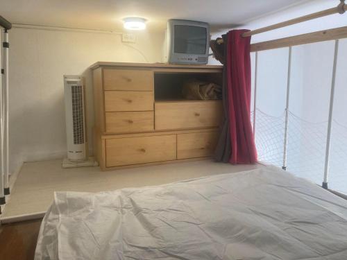 - une chambre avec une commode et une télévision dans l'établissement Appartement Studio 4 couchages le môle, au Cap d'Agde
