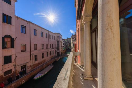 Blick auf einen Kanal in einer Stadt mit Gebäuden in der Unterkunft Tadomo - Corte del Cafetier in Venedig