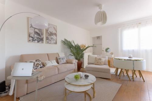 un salon avec un canapé et une table dans l'établissement Hight Standing Studio Point Croisette, à Cannes