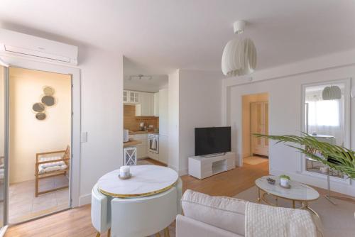 un salon avec un canapé et une table dans l'établissement Hight Standing Studio Point Croisette, à Cannes